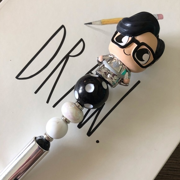 DC Comics: Sliver Clark Kent handmade beaded pen - Picture 1 of 3